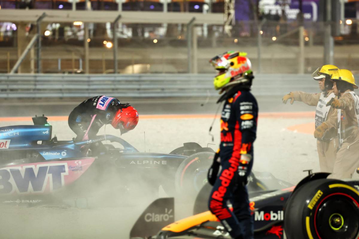 Esteban Ocon (FRA) Alpine F1 Team A523 and Sergio Perez (MEX) Red Bull Racing RB19 crashed out of the race.
07.10.2023. Formula 1 World Championship, Rd 18, Qatar Grand Prix, Doha, Qatar, Sprint Day.
- www.xpbimages.com, EMail: requests@xpbimages.com &copy; Copyright: Batchelor / XPB Images