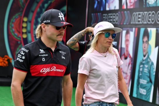 Valtteri Bottas (FIN) Alfa Romeo F1 Team with his girlfriend Tiffany Cromwell (AUS) Professional Cyclist.
27.10.2023. Formula 1 World Championship, Rd 20, Mexican Grand Prix, Mexico City, Mexico, Practice Day.
- www.xpbimages.com, EMail: requests@xpbimages.com &copy; Copyright: Moy / XPB Images