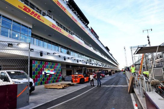 Circuit atmosphere - pit lane preparations.
14.11.2023. Formula 1 World Championship, Rd 22, Las Vegas Grand Prix, Las Vegas, Nevada, USA, Preparation Day.
- www.xpbimages.com, EMail: requests@xpbimages.com © Copyright: Batchelor / XPB Images