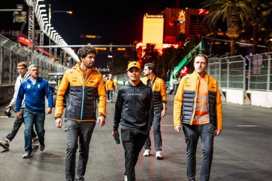Lando Norris (GBR) McLaren walks the circuit with the team.
14.11.2023. Formula 1 World Championship, Rd 22, Las Vegas Grand Prix, Las Vegas, Nevada, USA, Preparation Day.
- www.xpbimages.com, EMail: requests@xpbimages.com © Copyright: Bearne / XPB Images