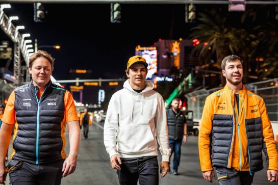 Oscar Piastri (AUS) McLaren walks the circuit with the team.
14.11.2023. Formula 1 World Championship, Rd 22, Las Vegas Grand Prix, Las Vegas, Nevada, USA, Preparation Day.
- www.xpbimages.com, EMail: requests@xpbimages.com © Copyright: Bearne / XPB Images