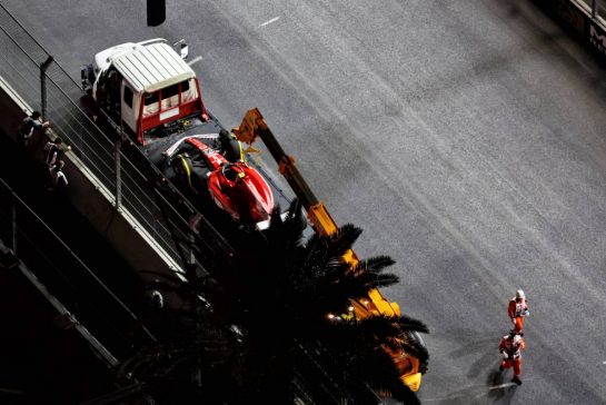 The Ferrari SF-23 of Carlos Sainz Jr (ESP) Ferrari is recovered back to the pits on the back of a truck after he hit a manhole cover in the first practice session.
16.11.2023. Formula 1 World Championship, Rd 22, Las Vegas Grand Prix, Las Vegas, Nevada, USA, Practice Day.
- www.xpbimages.com, EMail: requests@xpbimages.com © Copyright: Moy / XPB Images