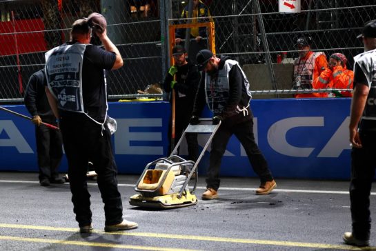 Circuit workers fill manhole covers on the circuit.
16.11.2023. Formula 1 World Championship, Rd 22, Las Vegas Grand Prix, Las Vegas, Nevada, USA, Practice Day.
- www.xpbimages.com, EMail: requests@xpbimages.com © Copyright: Coates / XPB Images
