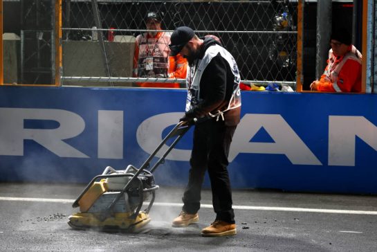 Circuit workers fill manhole covers on the circuit.
16.11.2023. Formula 1 World Championship, Rd 22, Las Vegas Grand Prix, Las Vegas, Nevada, USA, Practice Day.
- www.xpbimages.com, EMail: requests@xpbimages.com © Copyright: Coates / XPB Images