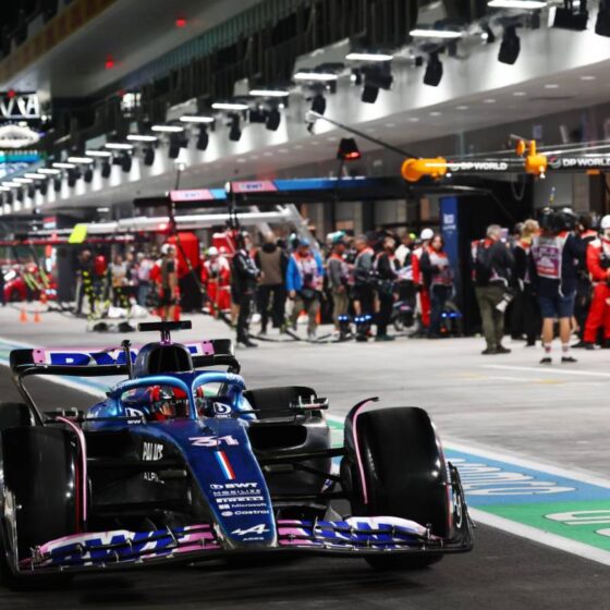 Leclerc and Sainz in charge as Vegas gets underway with FP2