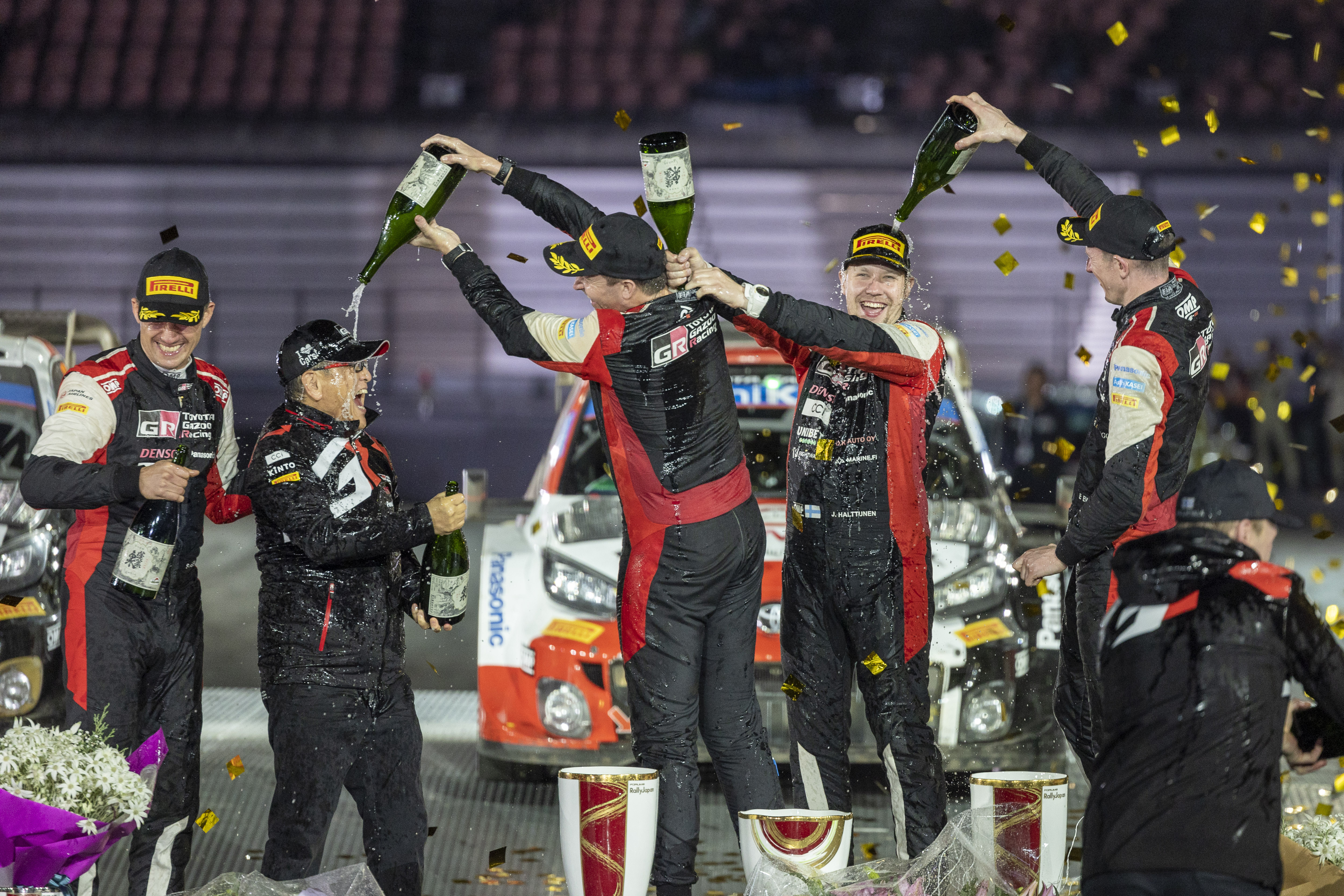 2023 Forul8 Rally Japan - Elfyn Evans / Scott Martin, S&eacute;bastien Ogier / Vincent Landais, Kalle Rovanper&auml; / Jonne Halttunen, Akio Toyoda, Jari-Matti Latvala, final podium, Toyota Gazoo Racing WRT, Toyota Yaris Rally1 Hybrid (photo Nikos Katikis / DPPI)