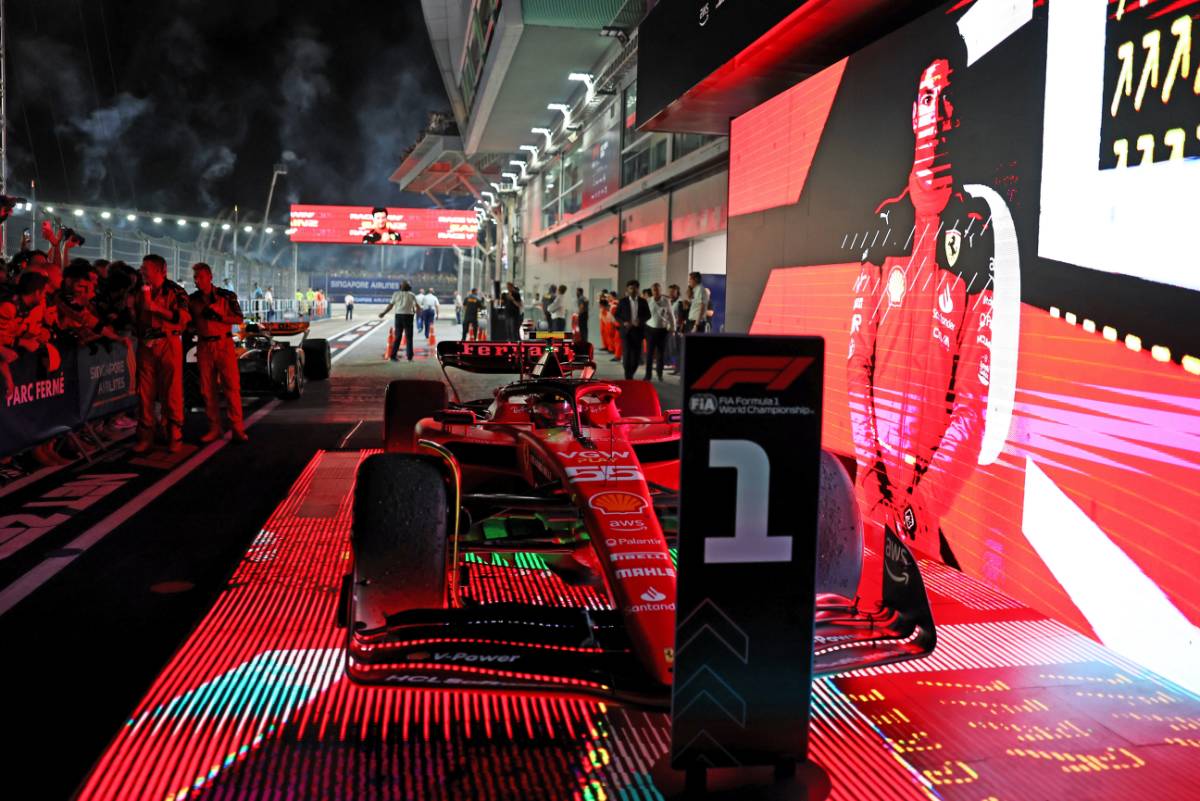 Race winner Carlos Sainz Jr (ESP) Ferrari SF-23 in parc ferme. 17.09.2023. Formula 1 World Championship, Rd 16, Singapore Grand Prix, Marina Bay Street Circuit, Singapore, Race Day. - www.xpbimages.com, EMail: requests@xpbimages.com © Copyright: Moy / XPB Images
