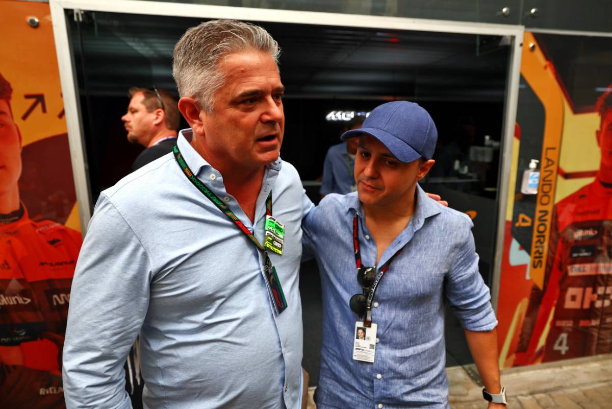 (L to R): Gil de Ferran (BRA) McLaren Consultant with Felipe Massa (BRA) FIA Drivers' Commission President. 05.11.2023. Formula 1 World Championship, Rd 21, Brazilian Grand Prix, Sao Paulo, Brazil, Race Day. - www.xpbimages.com, EMail: requests@xpbimages.com &copy; Copyright: Coates / XPB Images