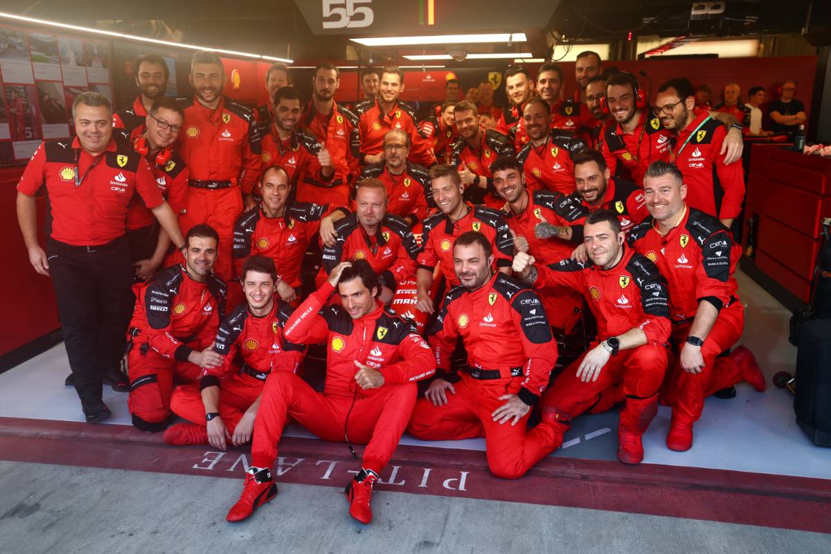 Carlos Sainz Jr (ESP) Ferrari with the team. 26.11.2023. Formula 1 World Championship, Rd 23, Abu Dhabi Grand Prix, Yas Marina Circuit, Abu Dhabi, Race Day. - www.xpbimages.com, EMail: requests@xpbimages.com © Copyright: Coates / XPB Images