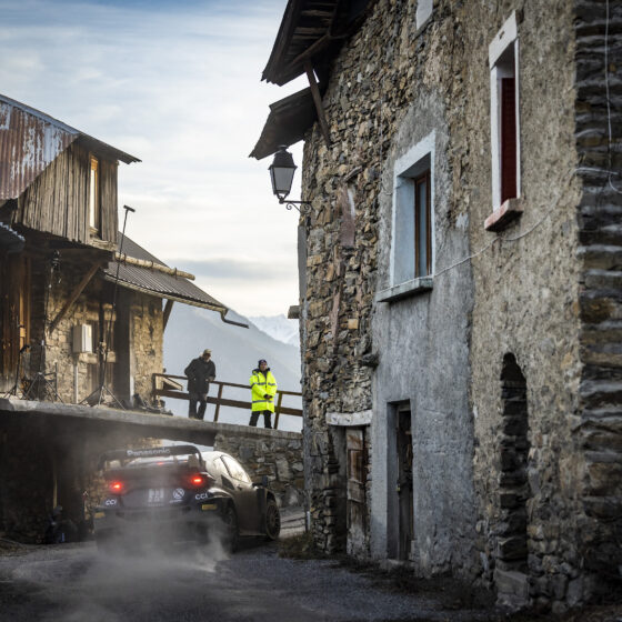 WRC – Evans leads, Ogier closes in on Rallye Monte-Carlo