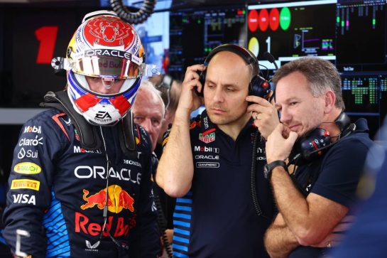 Max Verstappen (NLD) Red Bull Racing with Gianpiero Lambiase (ITA) Red Bull Racing Engineer and Christian Horner (GBR) Red Bull Racing Team Principal.
21.02.2024. Formula 1 Testing, Sakhir, Bahrain, Day One.
- www.xpbimages.com, EMail: requests@xpbimages.com © Copyright: Batchelor / XPB Images