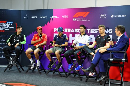 (L to R): Zhou Guanyu (CHN) Sauber; Carlos Sainz Jr (ESP) Ferrari; Sergio Perez (MEX) Red Bull Racing; Daniel Ricciardo (AUS) RB; Nico Hulkenberg (GER) Haas F1 Team; Tom Clarkson (GBR) Journalist, in the FIA Press Conference.
21.02.2024. Formula 1 Testing, Sakhir, Bahrain, Day One.
- www.xpbimages.com, EMail: requests@xpbimages.com © Copyright: Charniaux / XPB Images