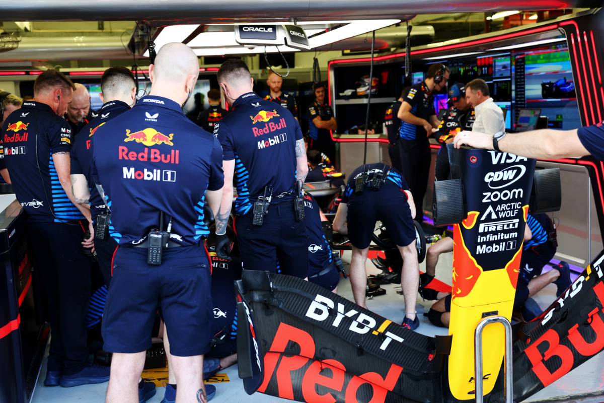 Sergio Perez (MEX) Red Bull Racing RB20 in the pits with a brake issue.
22.02.2024. Formula 1 Testing, Sakhir, Bahrain, Day Two.
- www.xpbimages.com, EMail: requests@xpbimages.com &copy; Copyright: Batchelor / XPB Images