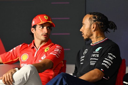 (L to R): Carlos Sainz Jr (ESP) Ferrari and Lewis Hamilton (GBR) Mercedes AMG F1 in the FIA Press Conference.
28.02.2024. Formula 1 World Championship, Rd 1, Bahrain Grand Prix, Sakhir, Bahrain, Preparation Day.
- www.xpbimages.com, EMail: requests@xpbimages.com &copy; Copyright: XPB Images