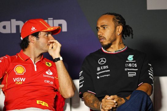 (L to R): Carlos Sainz Jr (ESP) Ferrari and Lewis Hamilton (GBR) Mercedes AMG F1 in the FIA Press Conference.
28.02.2024. Formula 1 World Championship, Rd 1, Bahrain Grand Prix, Sakhir, Bahrain, Preparation Day.
- www.xpbimages.com, EMail: requests@xpbimages.com &copy; Copyright: XPB Images
