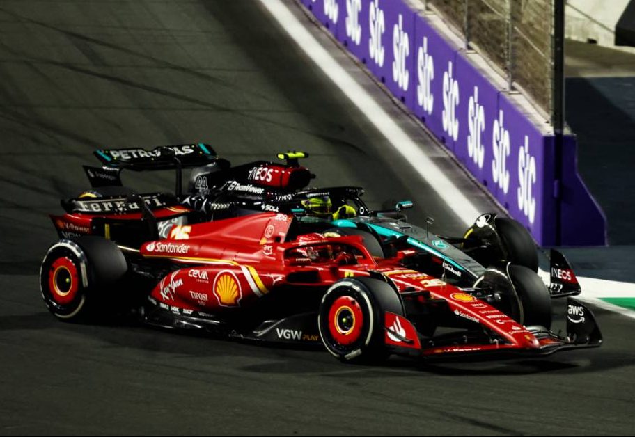 Charles Leclerc (MON) Ferrari SF-24 and Lewis Hamilton (GBR) Mercedes AMG F1 W15 battle for position. 09.03.2024. Formula 1 World Championship, Rd 2, Saudi Arabian Grand Prix, Jeddah, Saudi Arabia, Race Day. - www.xpbimages.com, EMail: requests@xpbimages.com © Copyright: Charniaux / XPB Images