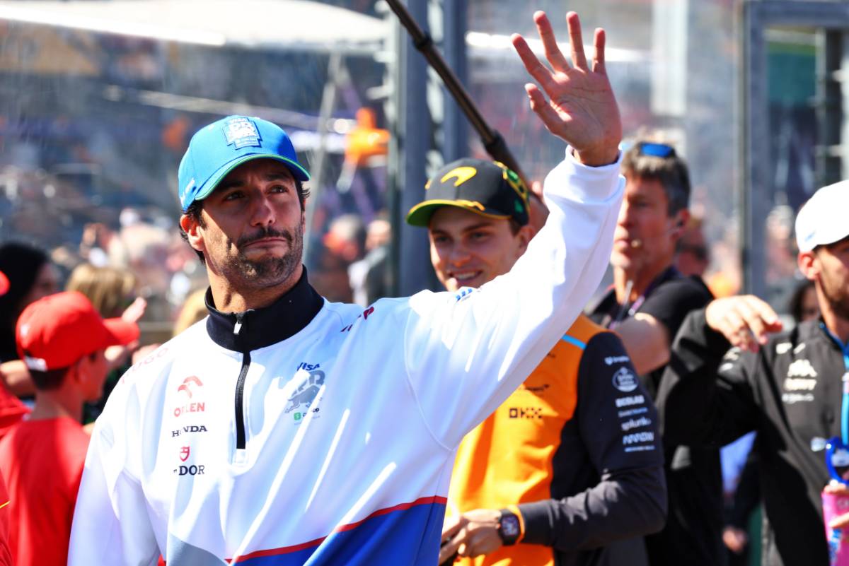 Daniel Ricciardo (AUS) RB on the drivers' parade.
24.03.2024. Formula 1 World Championship, Rd 3, Australian Grand Prix, Albert Park, Melbourne, Australia, Race Day.
 - www.xpbimages.com, EMail: requests@xpbimages.com &copy; Copyright: Coates / XPB Images