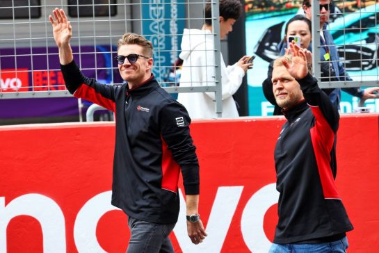 (L to R): Nico Hulkenberg (GER) Haas F1 Team and Kevin Magnussen (DEN) Haas F1 Team on the drivers' parade.
21.04.2024. Formula 1 World Championship, Rd 5, Chinese Grand Prix, Shanghai, China, Race Day.
- www.xpbimages.com, EMail: requests@xpbimages.com © Copyright: Batchelor / XPB Images