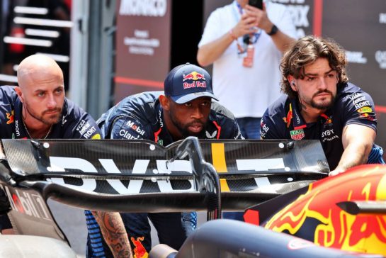 Siya Kolisi (RSA) Rugby Player with Red Bull Racing.
24.05.2024. Formula 1 World Championship, Rd 8, Monaco Grand Prix, Monte Carlo, Monaco, Practice Day.
- www.xpbimages.com, EMail: requests@xpbimages.com © Copyright: Moy / XPB Images