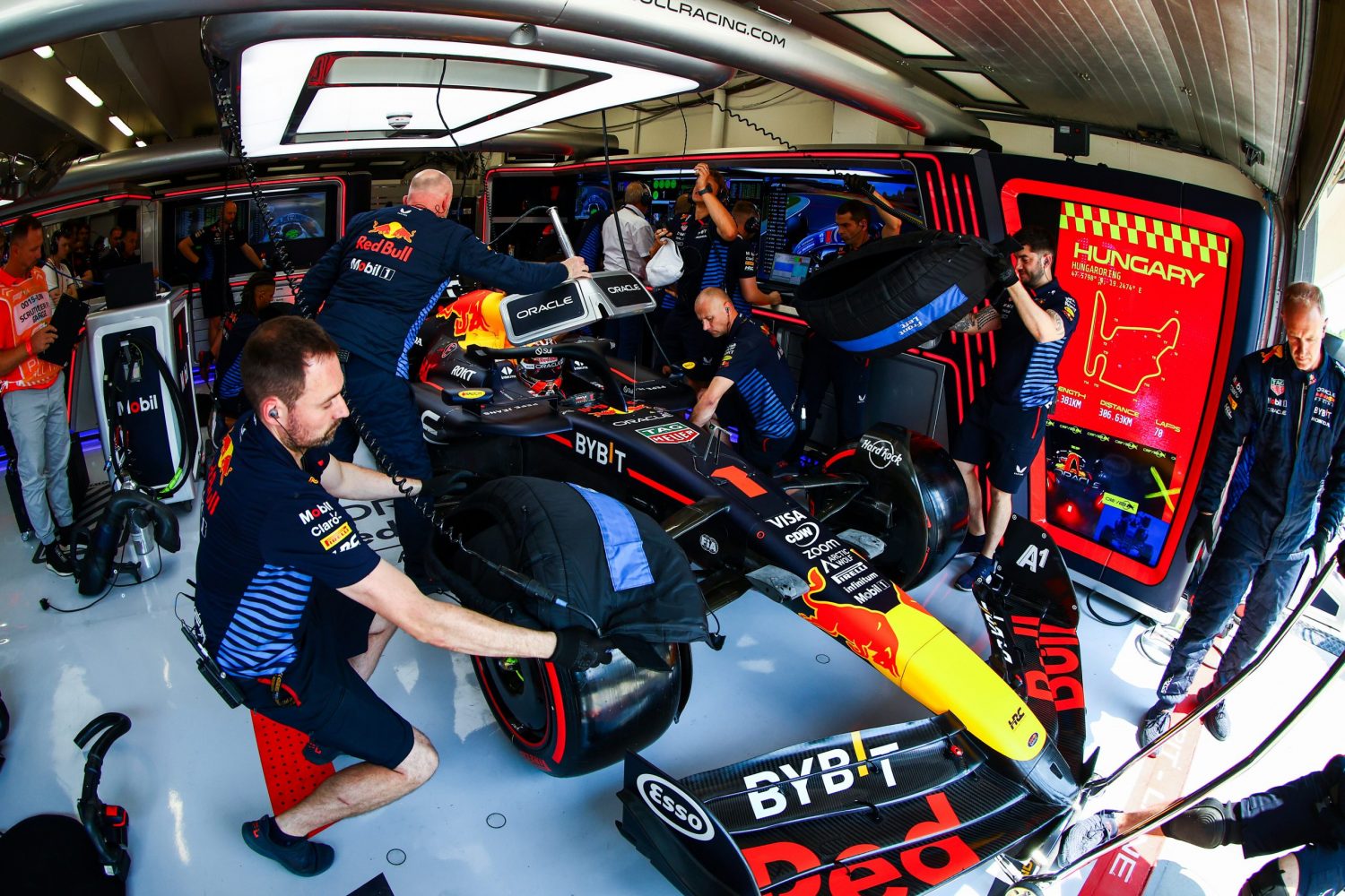 Verstappen’s setup choices key to success, a hurdle for teammates