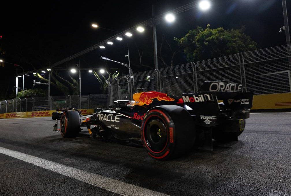 Max Verstappen (NLD) Red Bull Racing RB20. 21.09.2024. Formula 1 World Championship, Rd 18, Singapore Grand Prix, Marina Bay Street Circuit, Singapore, Qualifying Day. - www.xpbimages.com, EMail: requests@xpbimages.com © Copyright: Rew / XPB Images
