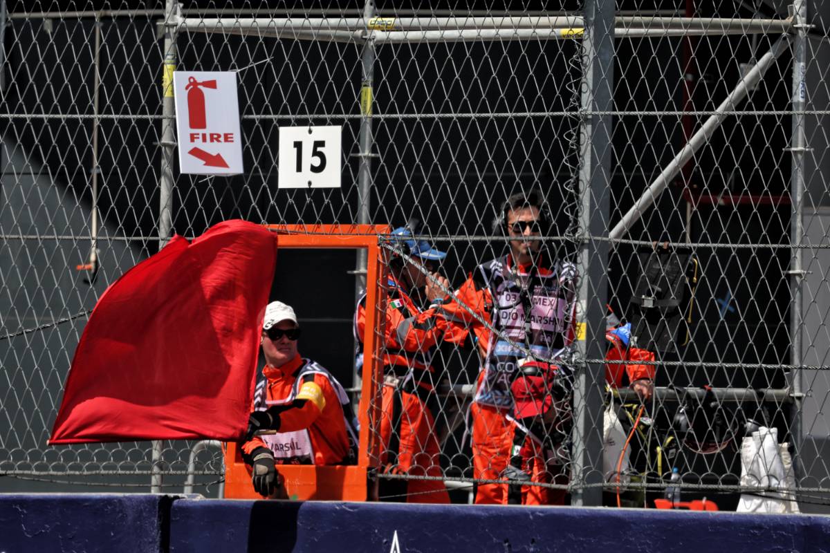 Circuit atmosphere - marshals wave red flag in the first practice session. 25.10.2024. Formula 1 World Championship, Rd 20, Mexican Grand Prix, Mexico City, Mexico, Practice Day. - www.xpbimages.com, EMail: requests@xpbimages.com &copy; Copyright: Moy / XPB Images
