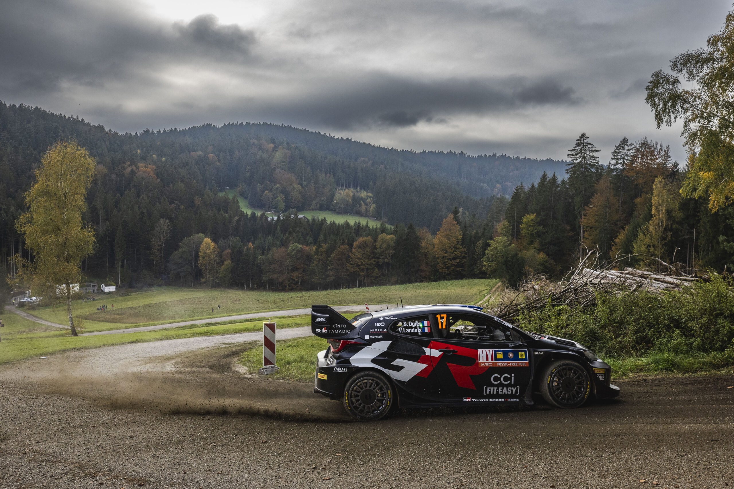 WRC – Neuville’s title bid delayed after eventful Saturday on Central European Rally