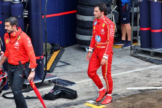 Carlos Sainz Jr (ESP) Ferrari walks through the pits after crashing in qualifying.
03.11.2024. Formula 1 World Championship, Rd 21, Brazilian Grand Prix, Sao Paulo, Brazil, Race Day.
- www.xpbimages.com, EMail: requests@xpbimages.com &copy; Copyright: Batchelor / XPB Images