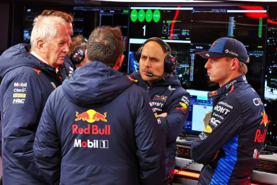 (L to R): Dr Helmut Marko (AUT) Red Bull Motorsport Consultant; Gianpiero Lambiase (ITA) Red Bull Racing Engineer; and Max Verstappen (NLD) Red Bull Racing.
23.11.2024. Formula 1 World Championship, Rd 22, Las Vegas Grand Prix, Las Vegas, Nevada, USA, Race Day.
- www.xpbimages.com, EMail: requests@xpbimages.com © Copyright: Coates / XPB Images