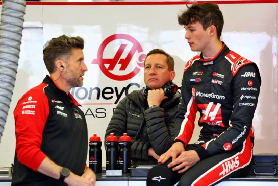 Oliver Bearman (GBR) Haas F1 Team with his father David Bearman (GBR).
28.02.2025. Formula 1 Testing, Sakhir, Bahrain, Day Three.
- www.xpbimages.com, EMail: requests@xpbimages.com &copy; Copyright: Charniaux / XPB Images