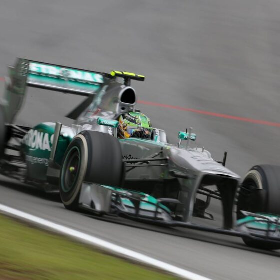 Hamilton says Ferrari struggles echo early Mercedes days