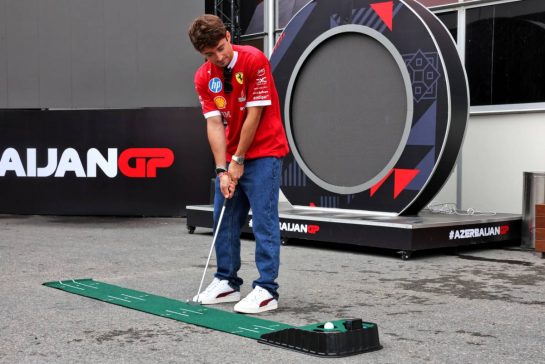 Charles Leclerc (MON) Ferrari plays golf in the paddock.
18.09.2025. Formula 1 World Championship, Rd 17, Azerbaijan Grand Prix, Baku Street Circuit, Azerbaijan, Preparation Day.
 - www.xpbimages.com, EMail: requests@xpbimages.com &copy; Copyright: Rew / XPB Images