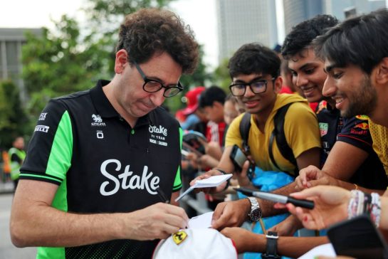 Mattia Binotto (ITA) Sauber Motorsport Chief Operating and Chief Technical Officer with fans.
02.10.2025. Formula 1 World Championship, Rd 18, Singapore Grand Prix, Marina Bay Street Circuit, Singapore, Preparation Day.
- www.xpbimages.com, EMail: requests@xpbimages.com &copy; Copyright: Bearne / XPB Images