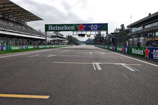 Circuit atmosphere - start / finish straight.
23.10.2025. Formula 1 World Championship, Rd 20, Mexican Grand Prix, Mexico City, Mexico, Preparation Day.
- www.xpbimages.com, EMail: requests@xpbimages.com © Copyright: Moy / XPB Images