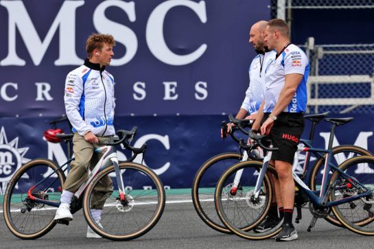 Liam Lawson (NZL) Racing Bulls left rides the circuit with the team.
06.11.2025. Formula 1 World Championship, Rd 21, Brazilian Grand Prix, Sao Paulo, Brazil, Preparation Day.
- www.xpbimages.com, EMail: requests@xpbimages.com &copy; Copyright: Batchelor / XPB Images
