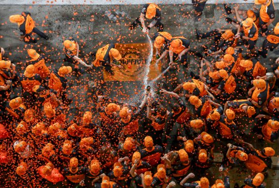 ABU DHABI, UNITED ARAB EMIRATES - DECEMBER 07: World Drivers Champion Lando Norris of Great Britain and McLaren and the McLaren team celebrate during the F1 Grand Prix of Abu Dhabi at Yas Marina Circuit on December 07, 2025 in Abu Dhabi, United Arab Emirates. (Photo by Peter Fox/Getty Images)