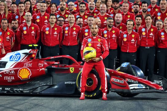 Lewis Hamilton (GBR) Ferrari at a team photograph.
04.12.2025. Formula 1 World Championship, Rd 24, Abu Dhabi Grand Prix, Yas Marina Circuit, Abu Dhabi, Preparation Day.
- www.xpbimages.com, EMail: requests@xpbimages.com &copy; Copyright: Bearne / XPB Images