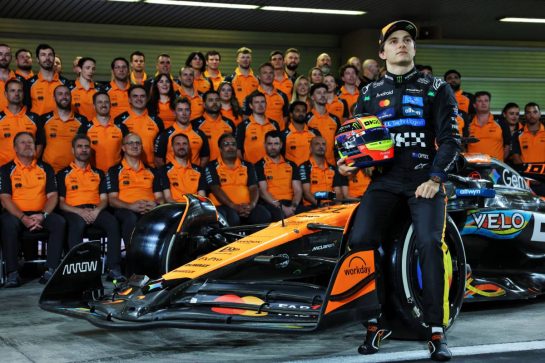 Oscar Piastri (AUS) McLaren at a team photograph.
04.12.2025. Formula 1 World Championship, Rd 24, Abu Dhabi Grand Prix, Yas Marina Circuit, Abu Dhabi, Preparation Day.
- www.xpbimages.com, EMail: requests@xpbimages.com &copy; Copyright: Bearne / XPB Images