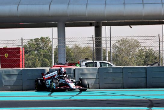 Ryo Hirakawa (JPN) Haas VF-25 Reserve Driver crashed at the first corner.
09.12.2025. Formula 1 Testing, Yas Marina Circuit, Abu Dhabi, Tuesday.
- www.xpbimages.com, EMail: requests@xpbimages.com © Copyright: Charniaux / XPB Images
