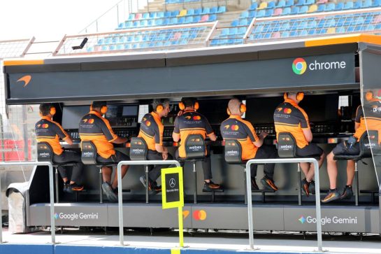 McLaren F1 Team pit gantry.
11.02.2026. Formula 1 Testing, Bahrain Test One, Sakhir, Bahrain, Day One.
- www.xpbimages.com, EMail: requests@xpbimages.com © Copyright: Batchelor / XPB Images
