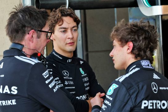 (L to R): Andrew Shovlin (GBR) Mercedes AMG Formula One Team Trackside Engineering Director with George Russell (GBR) Mercedes AMG Formula One Team and Andrea Kimi Antonelli (ITA) Mercedes AMG Formula One Team.
18.02.2026. Formula 1 Testing, Bahrain Test Two, Sakhir, Bahrain, Day One.
- www.xpbimages.com, EMail: requests@xpbimages.com &copy; Copyright: Batchelor / XPB Images