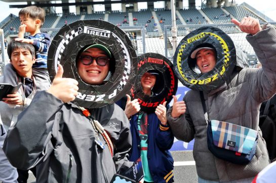 Circuit atmosphere - Pirelli fans in the pits.
26.03.2026. Formula 1 World Championship, Rd 3, Japanese Grand Prix, Suzuka, Japan, Preparation Day.
- www.xpbimages.com, EMail: requests@xpbimages.com © Copyright: Batchelor / XPB Images