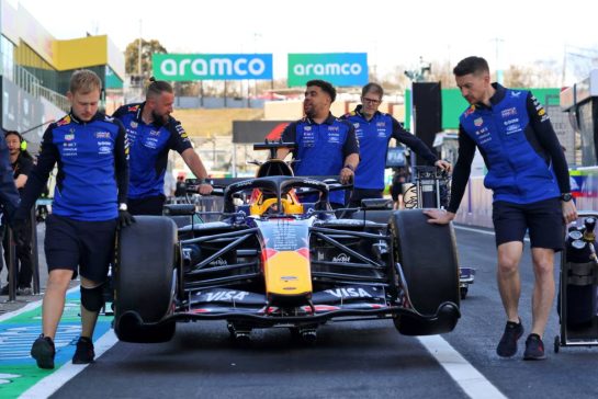 Red Bull Racing RB22 pushed down the pit lane.
26.03.2026. Formula 1 World Championship, Rd 3, Japanese Grand Prix, Suzuka, Japan, Preparation Day.
- www.xpbimages.com, EMail: requests@xpbimages.com © Copyright: Rew / XPB Images