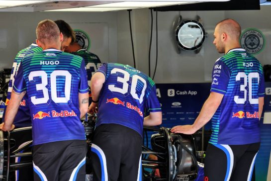Racing Bulls Formula One Team mechanics.
11.06.2026. Formula 1 World Championship, Rd 7, Barcelona-Catalunya Grand Prix, Barcelona, Spain, Preparation Day.
- www.xpbimages.com, EMail: requests@xpbimages.com © Copyright: Batchelor / XPB Images