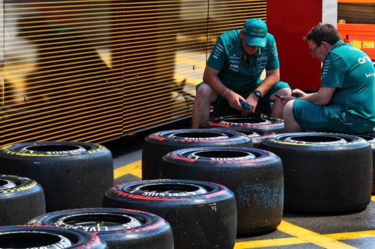 Aston Martin F1 Team mechanics with used Pirelli tyres.
12.06.2026. Formula 1 World Championship, Rd 7, Barcelona-Catalunya Grand Prix, Barcelona, Spain, Practice Day.
- www.xpbimages.com, EMail: requests@xpbimages.com © Copyright: Patching / XPB Images