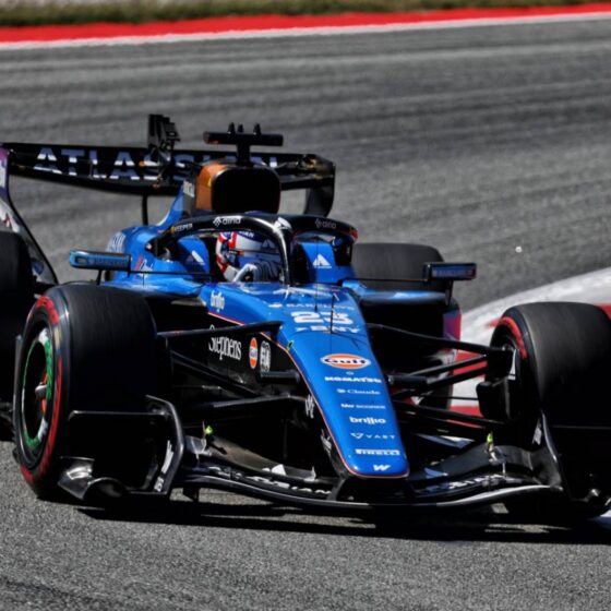Alex Albon commits to Williams through 2027