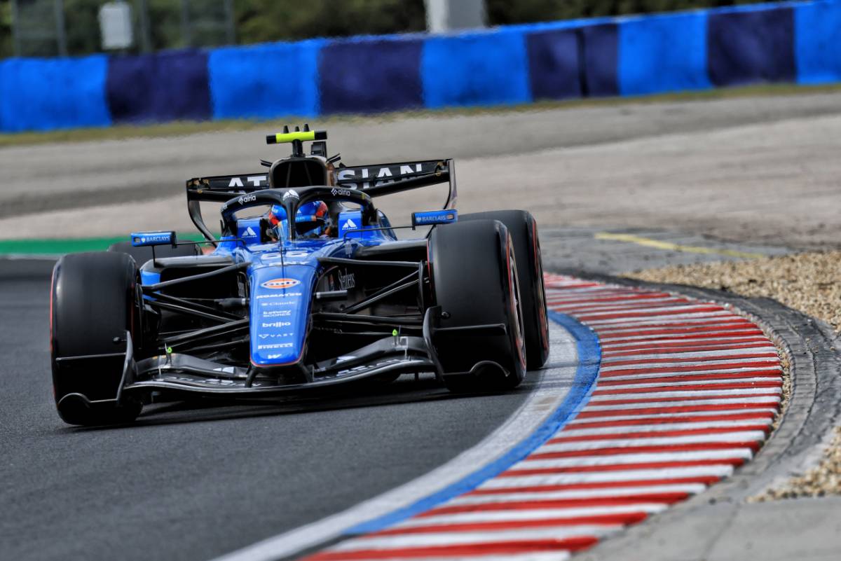 Sainz ‘never considered’ leaving Williams – denies Audi talks