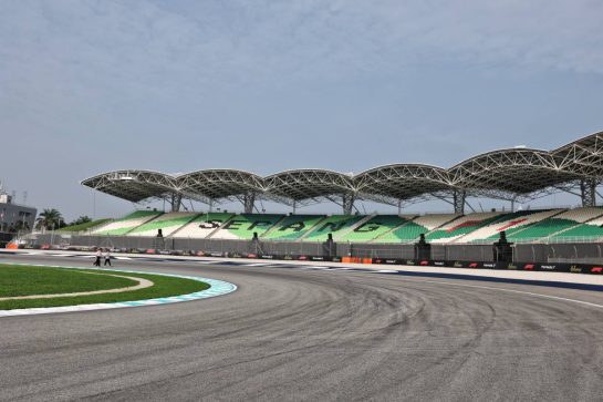 Circuit atmosphere - track detail.
01.10.2026. Formula 1 World Championship, Rd 16, Bahrain Grand Prix, Sepang, Malaysia, Preparations Day.
- www.xpbimages.com, EMail: requests@xpbimages.com &copy; Copyright: Moy / XPB Images