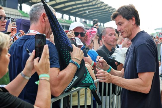Toto Wolff (GER) Mercedes AMG Formula One Team Shareholder and Executive Director with fans in the pits.
01.10.2026. Formula 1 World Championship, Rd 16, Bahrain Grand Prix, Sepang, Malaysia, Preparations Day.
- www.xpbimages.com, EMail: requests@xpbimages.com &copy; Copyright: Batchelor / XPB Images