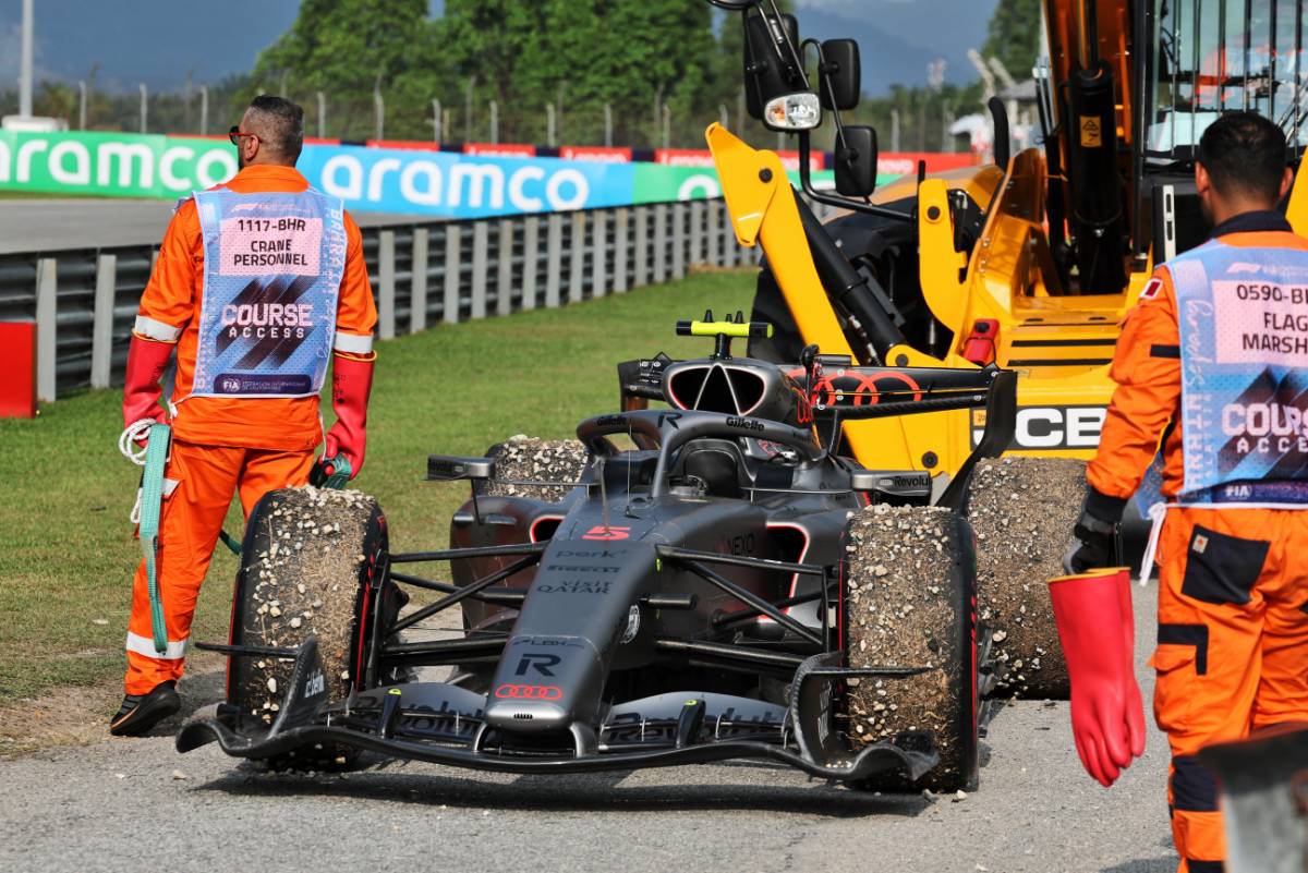 Hamilton escapes penalty as Ferrari hit with €10,000 impeding fine